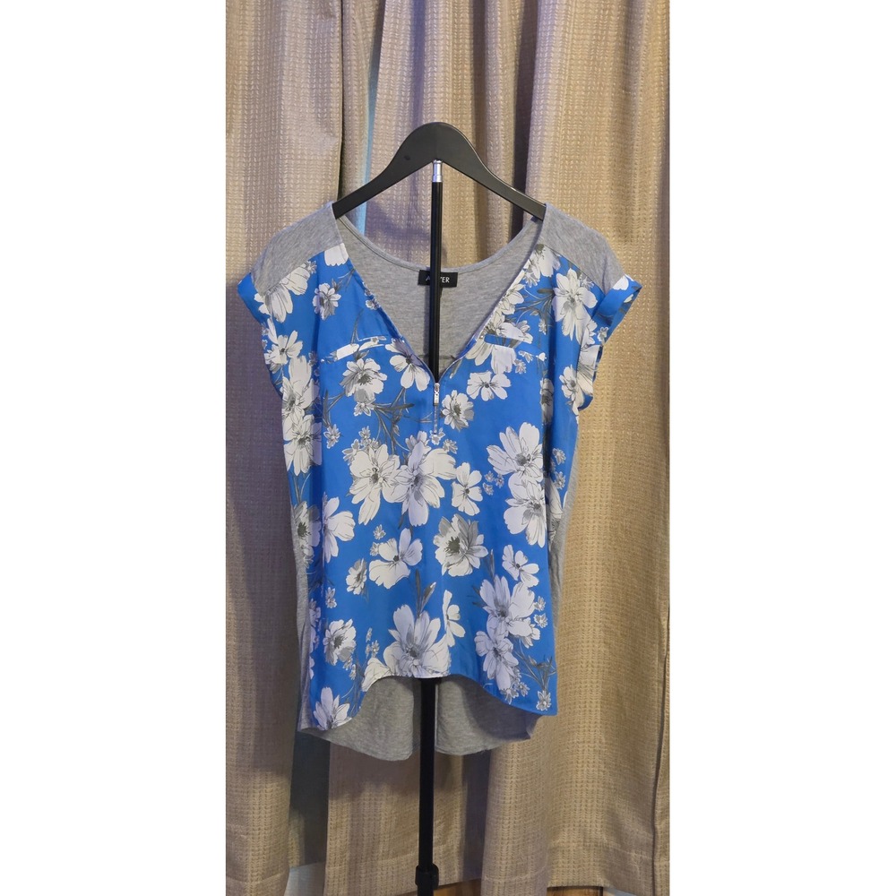 A. Beyer V-Neck Vibrant Blue Floral Pattern Blouse Women's Medium Spandex Blend